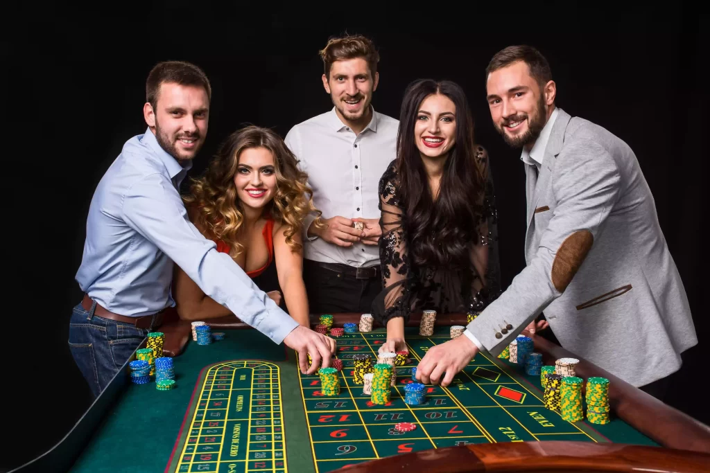 group-young-people-roulette-table-black-background-young-people-are-betting-game-players-looking-camera phcash